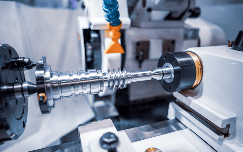 显示注塑机远程监控解决方案，实时数据传输和边缘计算能力，云端管理界面清晰显示设备状态和生产参数，帮助工厂优化运营和维护效率。