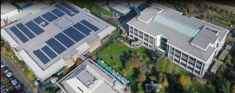 工厂环境中的能源监控系统，展示实时数据和解决方案，结合无风扇设计和白鹰能源管家云服务，助力企业实现高效能源管理。