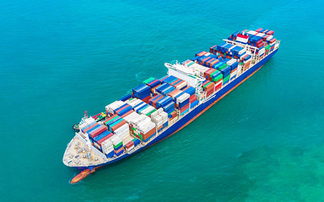 远洋货轮高值货追踪解决方案项目背景展示了高价值设备在远洋运输中面临的环境挑战，包括温度变化、湿度波动和船只震动。图片强调了传统追踪方式的不足，以及对实时监控和环境数据分析的需求，确保设备在运输过程中的安全性。